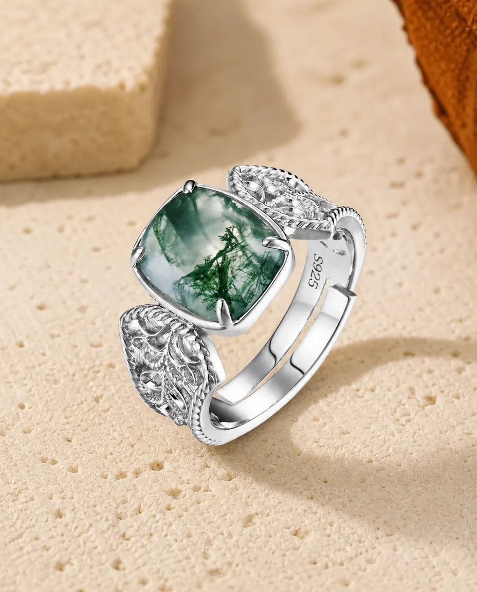 Moosachat Ring – grosser Cabochon im Kissenschliff mit filigraner Ringschiene, 925er Sterlingsilber, grössenverstellbarer Cocktailring