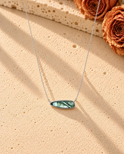 Moosachat Stabkette aus 925 Sterlingsilber - die ganze Kette in einem langen V auf heller Strukturfläche