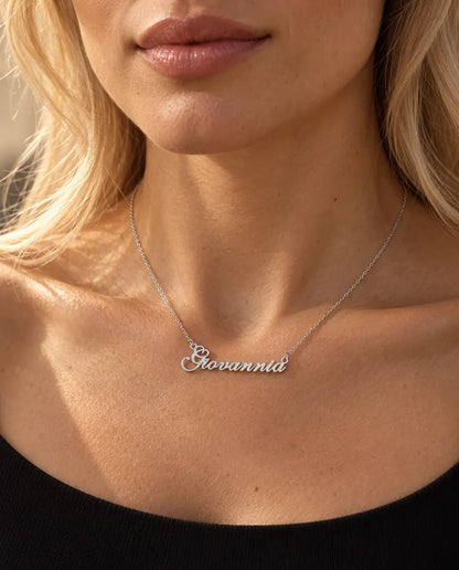 Namenskette mit Wunschname aus 925 Sterlingsilber - von einem Model getragen