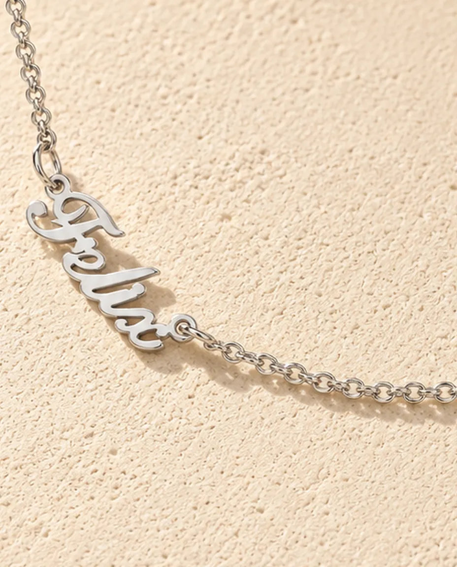 Namenskette mit zwei Namen aus 925 Sterlingsilber - Nahaufnahme des ausgeschnittenen Namens