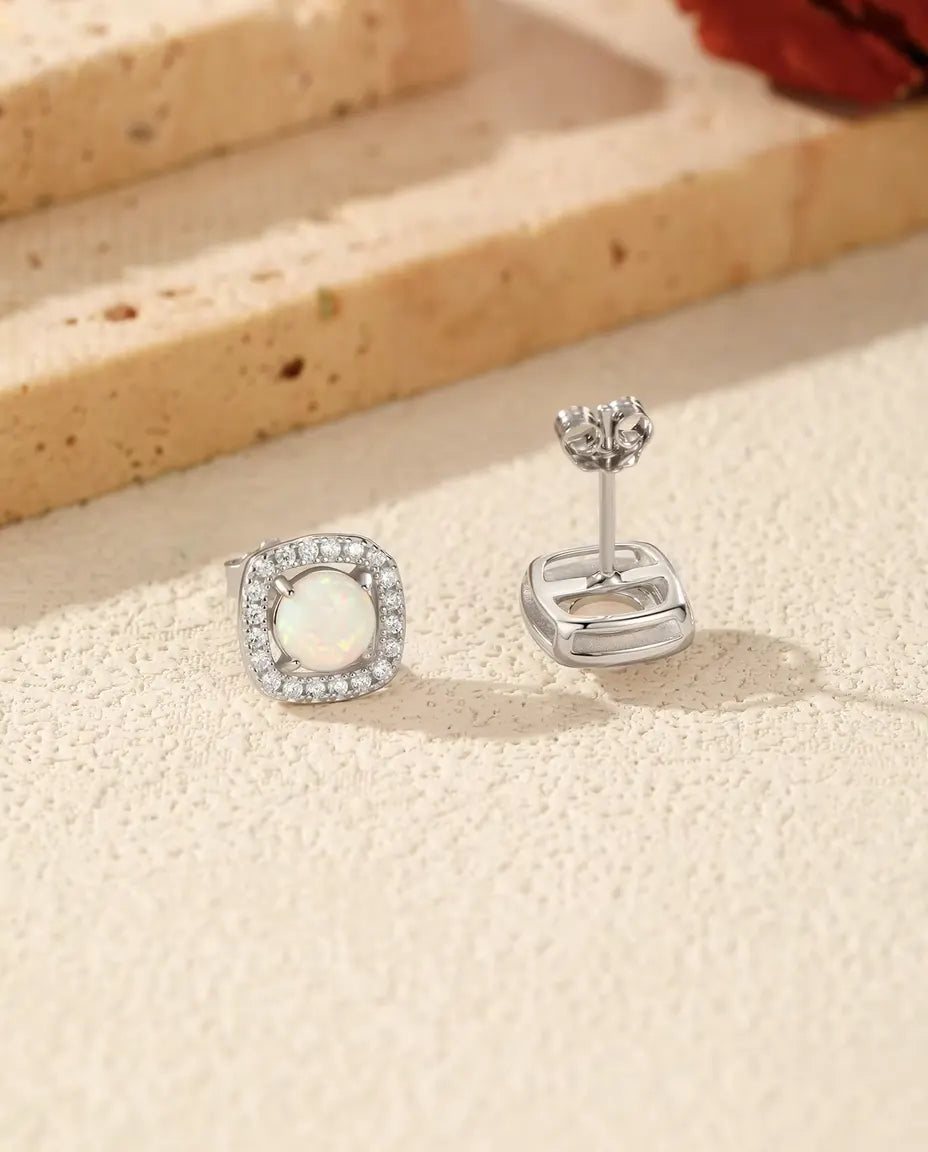 Opal Ohrstecker mit Halo aus 925 Sterlingsilber - das Paar auf hellem Stein