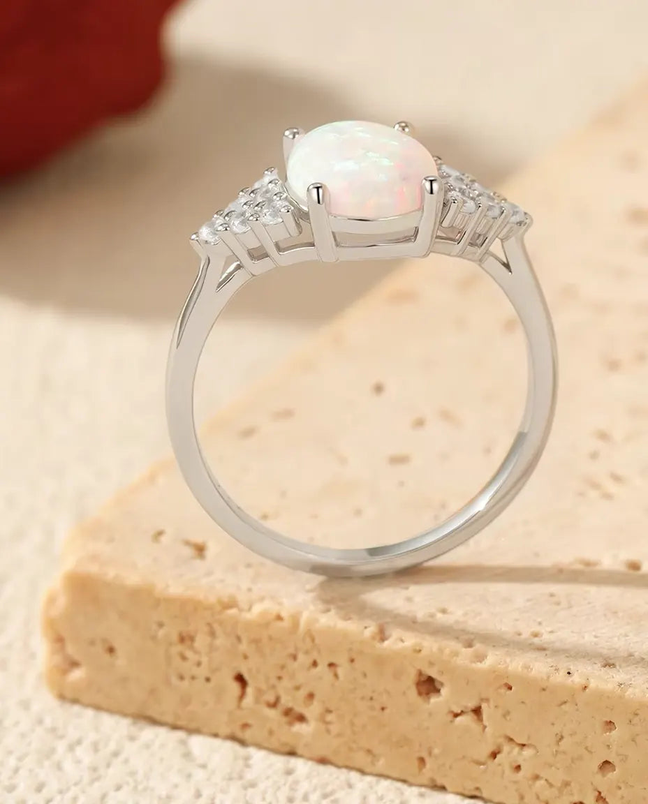 Opal Ring oval für Damen - 7 x 9 mm weisser Opal mit Pavé Schultern, 925 Sterlingsilber, Grössen 5 bis 9