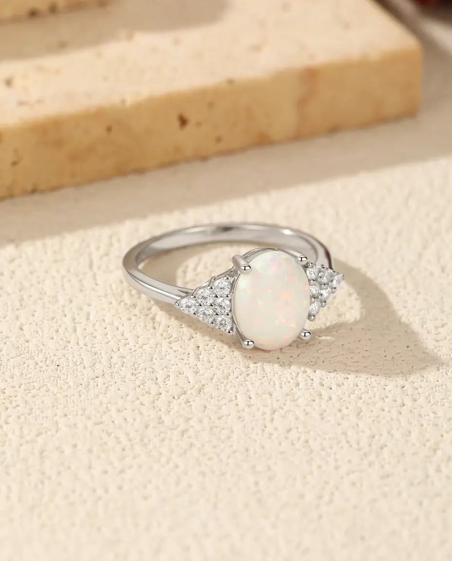 Opal Ring oval für Damen - 7 x 9 mm weisser Opal mit Pavé Schultern, 925 Sterlingsilber, Grössen 5 bis 9