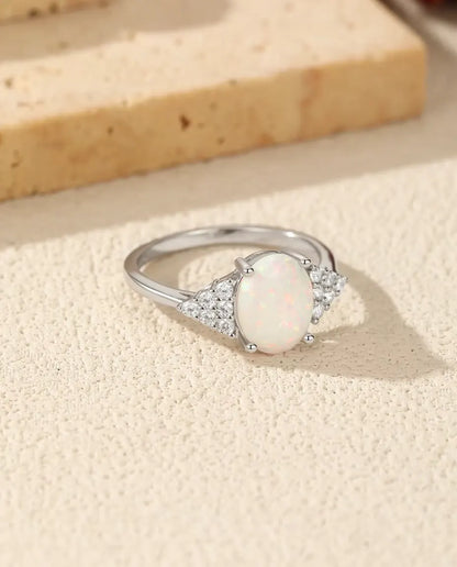 Opal Ring oval für Damen - 7 x 9 mm weisser Opal mit Pavé Schultern, 925 Sterlingsilber, Grössen 5 bis 9