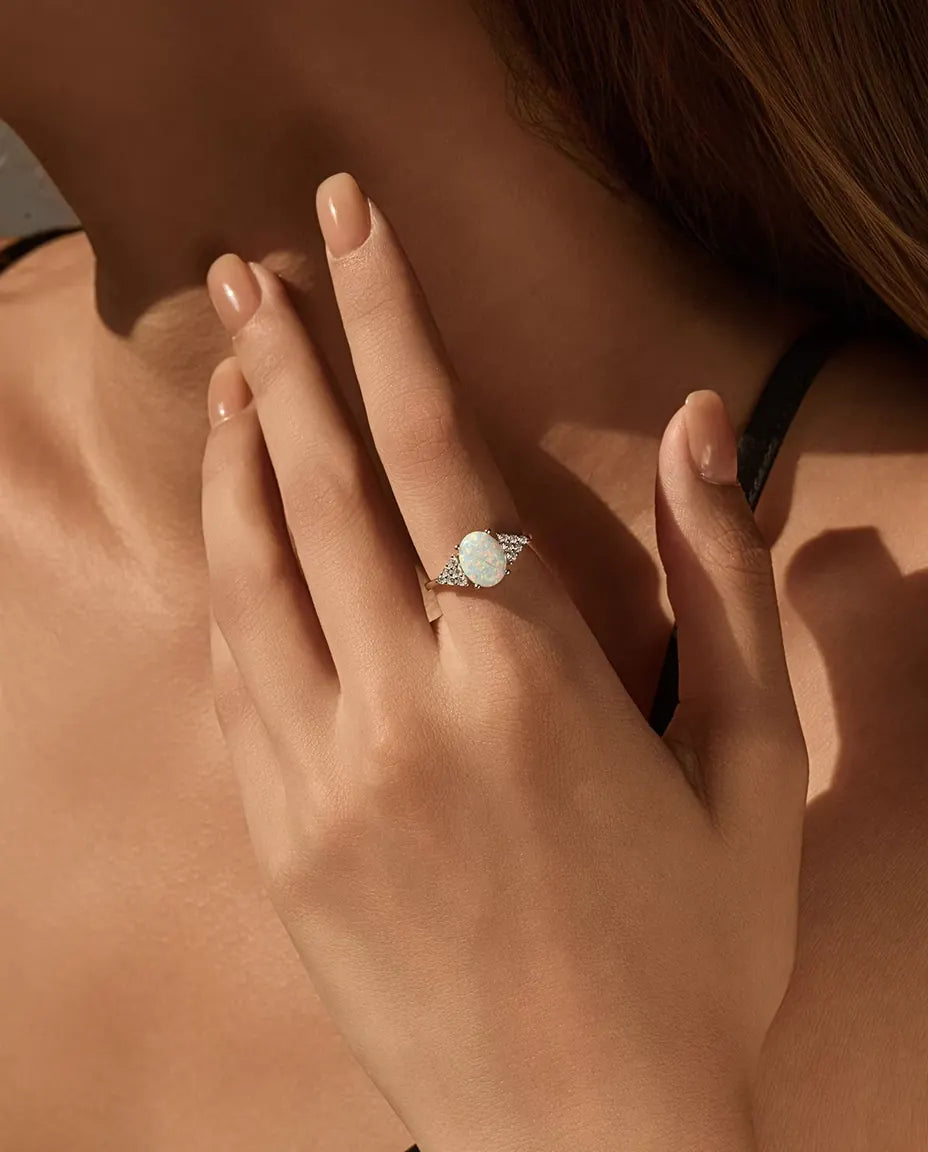 Opal Ring oval für Damen - 7 x 9 mm weisser Opal mit Pavé Schultern, 925 Sterlingsilber, Grössen 5 bis 9