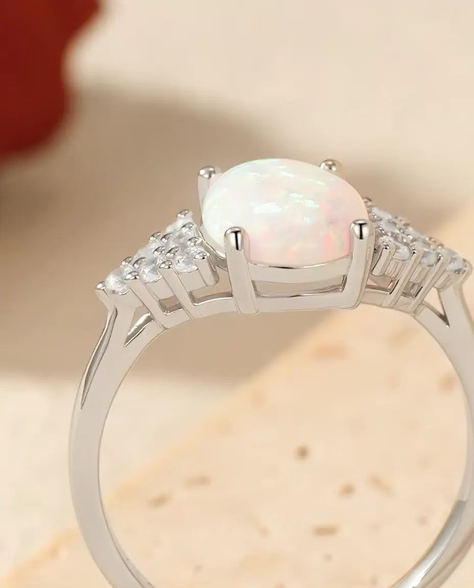 Opal Ring oval für Damen - 7 x 9 mm weisser Opal mit Pavé Schultern, 925 Sterlingsilber, Grössen 5 bis 9
