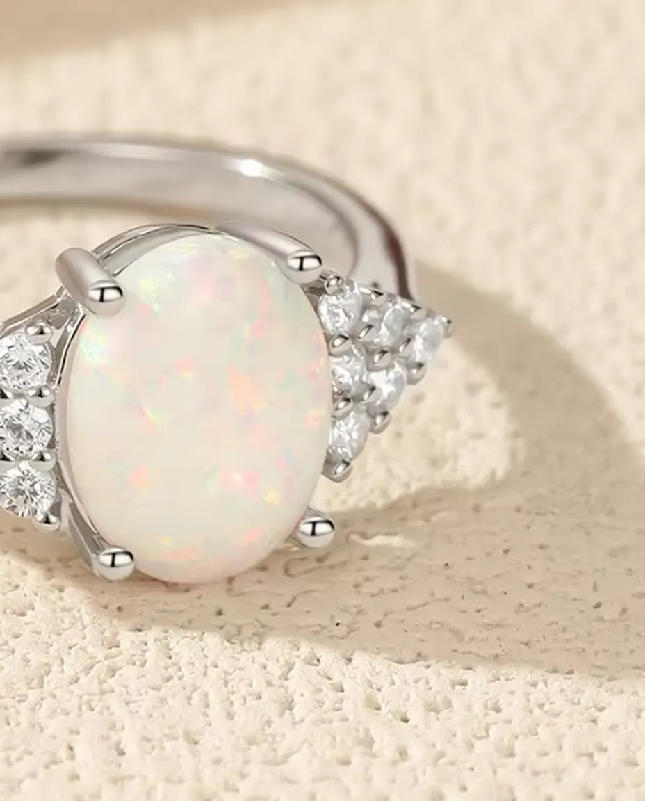 Opal Ring oval für Damen - 7 x 9 mm weisser Opal mit Pavé Schultern, 925 Sterlingsilber, Grössen 5 bis 9