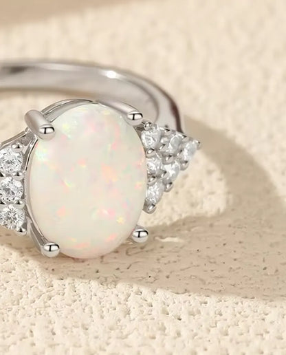 Opal Ring oval für Damen - 7 x 9 mm weisser Opal mit Pavé Schultern, 925 Sterlingsilber, Grössen 5 bis 9