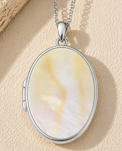 Ovales Medaillon mit Gravur und 2 Fotos - Medaillon mit Rankenrand und Perlmutt Rückseite, Silber oder Gold, Kette 50+5 cm