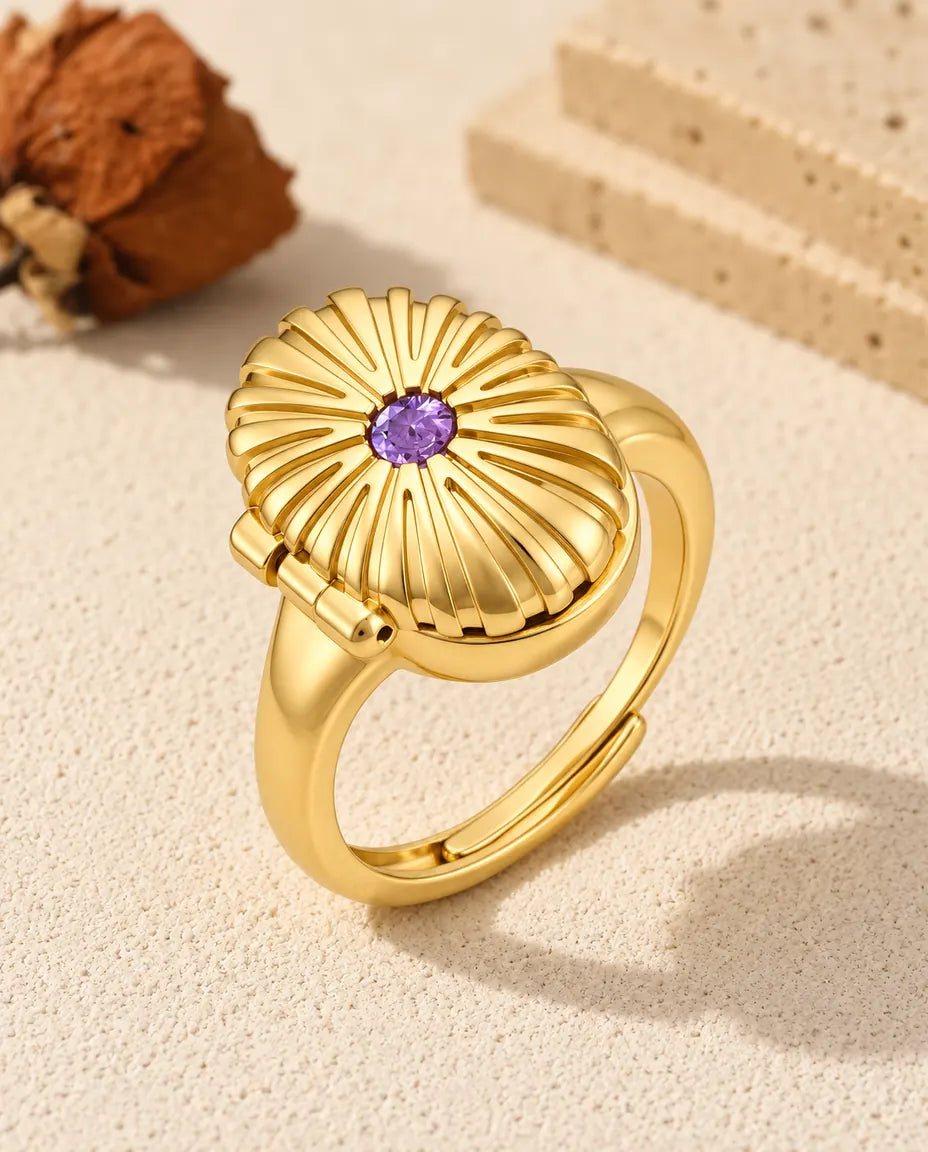 Personalisierter ovaler Foto-Medaillon-Ring in Goldfarben mit lila Geburtsstein auf dem Rillendeckel
