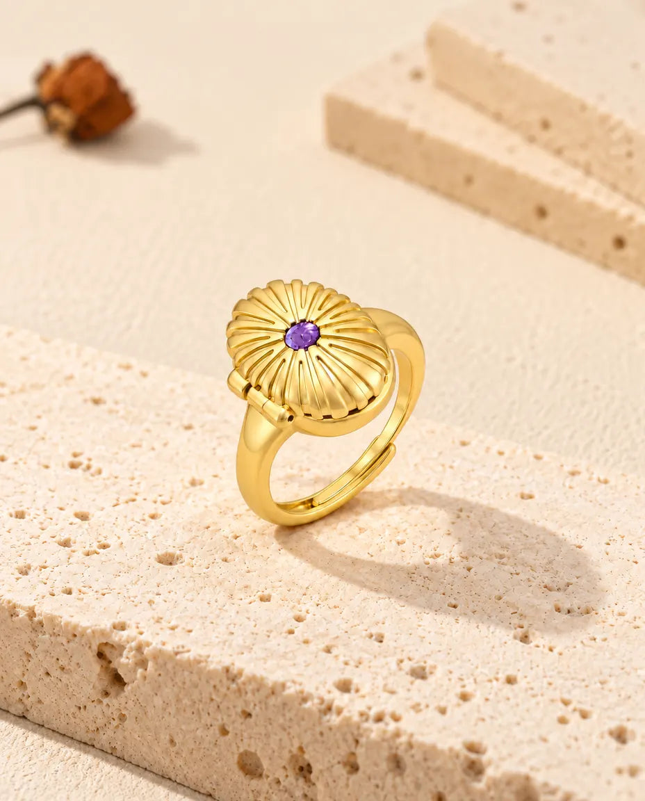 Geschlossener ovaler Medaillon-Ring, aufrecht auf einem Travertinblock