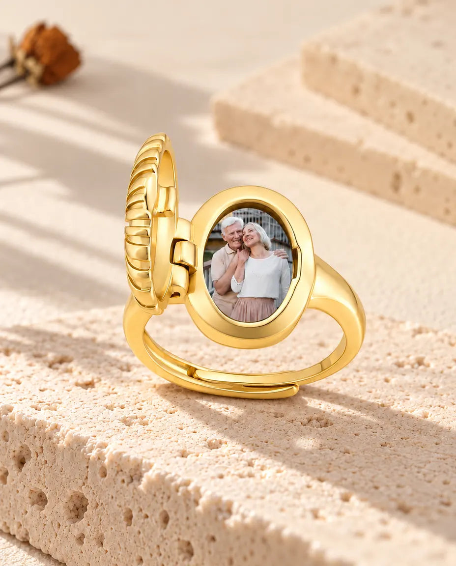 Geöffneter ovaler Foto-Medaillon-Ring von der Seite mit Scharnier und Foto