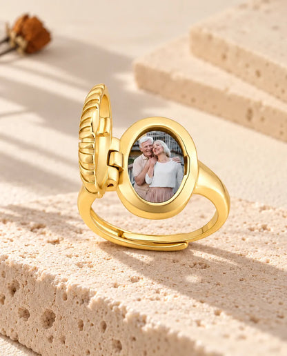 Geöffneter ovaler Foto-Medaillon-Ring von der Seite mit Scharnier und Foto