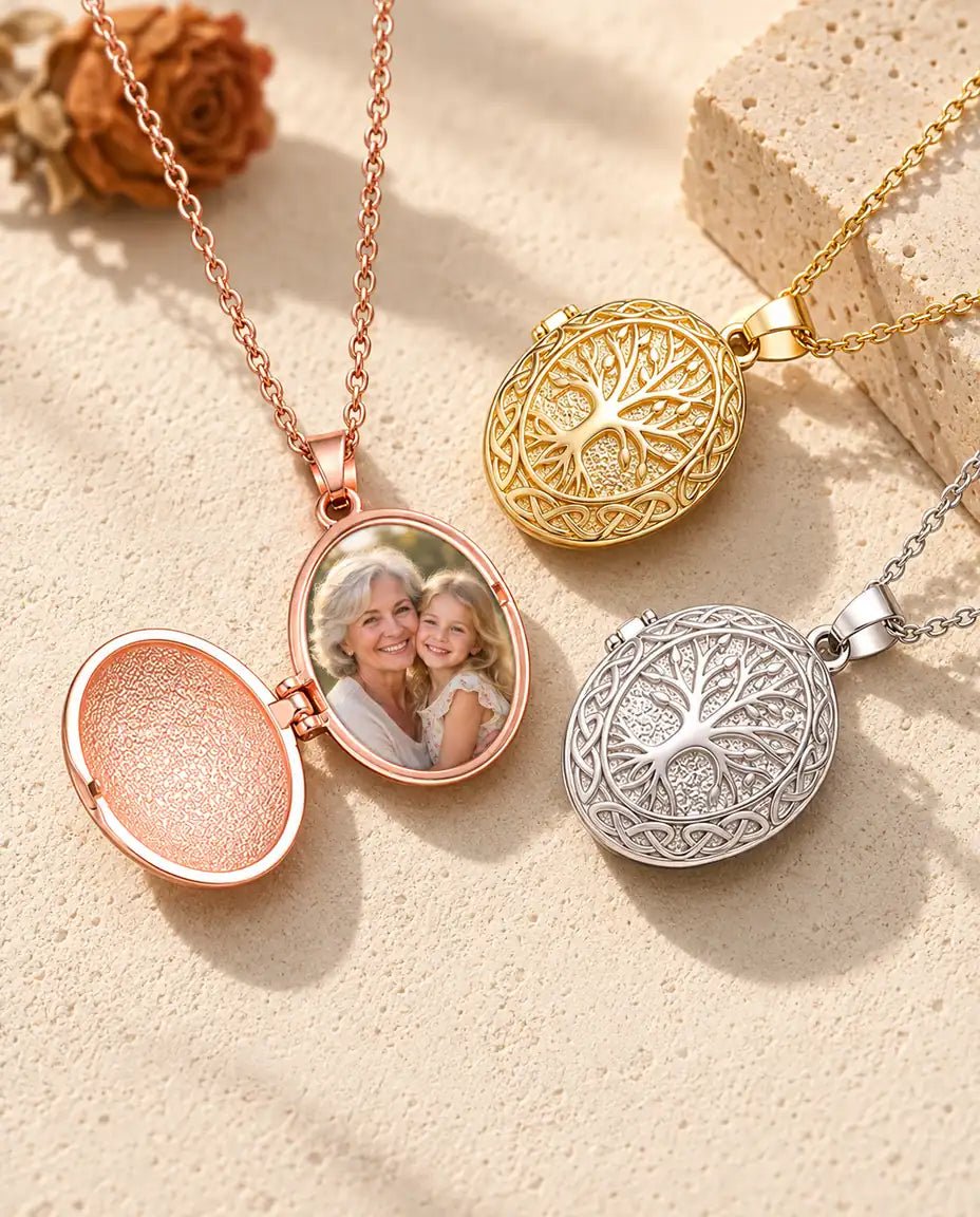 Geöffnetes roségoldfarbenes Lebensbaum-Medaillon mit Foto von Grossmutter und Enkelin, daneben goldfarben und silberfarben
