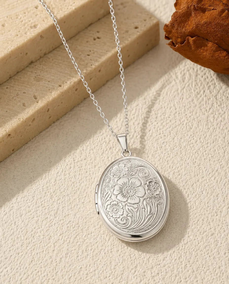 Personalisiertes ovales Medaillon mit 2 Fotos – Wildblumen-Gravur, Kette in Silber & Gold, mit Gravur auf der Rückseite