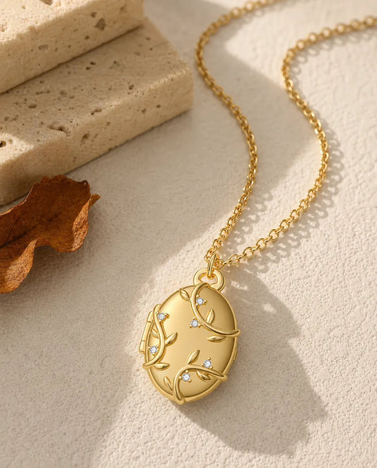 Personalisiertes ovales Medaillon mit 2 Fotos – Ranken-Relief mit Kristallen, Kette in Gold