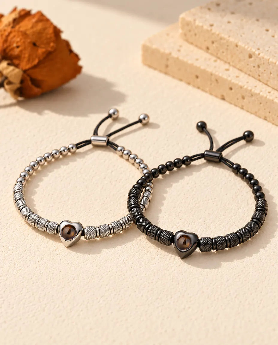 Personalisierte Partnerarmbänder mit Bild im Stein, ein 2er-Set mit Herzperle in silberfarben und schwarz