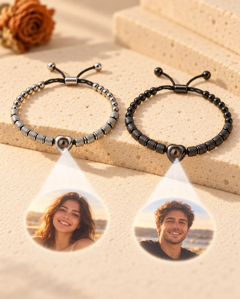 Zwei Herzperlen-Armbänder zeigen zwei runde Fotos, eine lächelnde Frau und einen lächelnden Mann