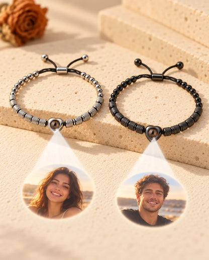 Zwei Herzperlen-Armbänder zeigen zwei runde Fotos, eine lächelnde Frau und einen lächelnden Mann