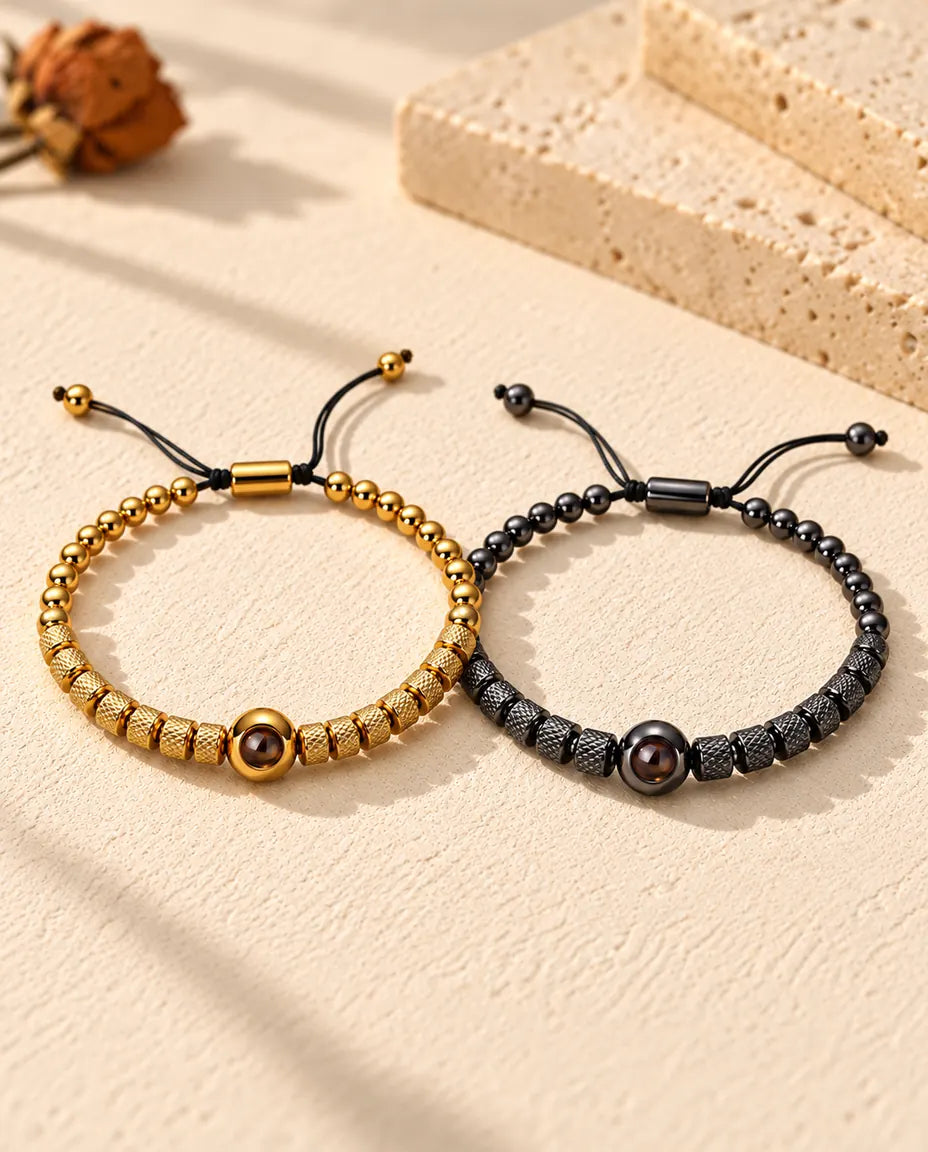 Personalisierte Partnerarmbänder mit Bild im Stein, ein 2er-Set Perlenarmbänder in goldfarben und schwarz