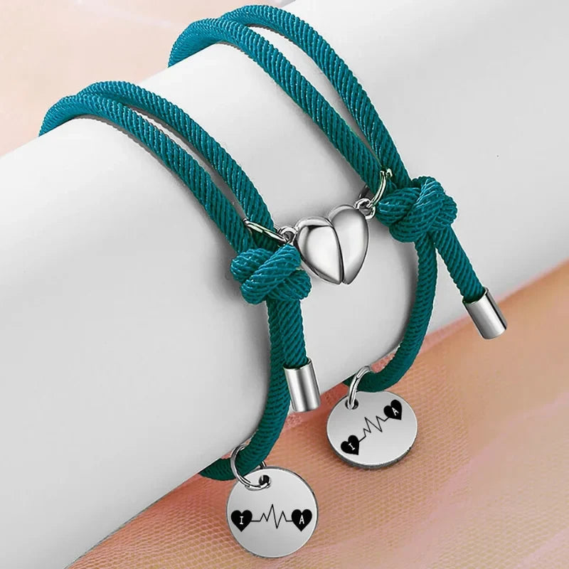 Partnerarmbänder Herzschlag mit Initialen – magnetisches Herz-Set aus Edelstahl, 2 Stück, personalisiertes Geschenk für Paare