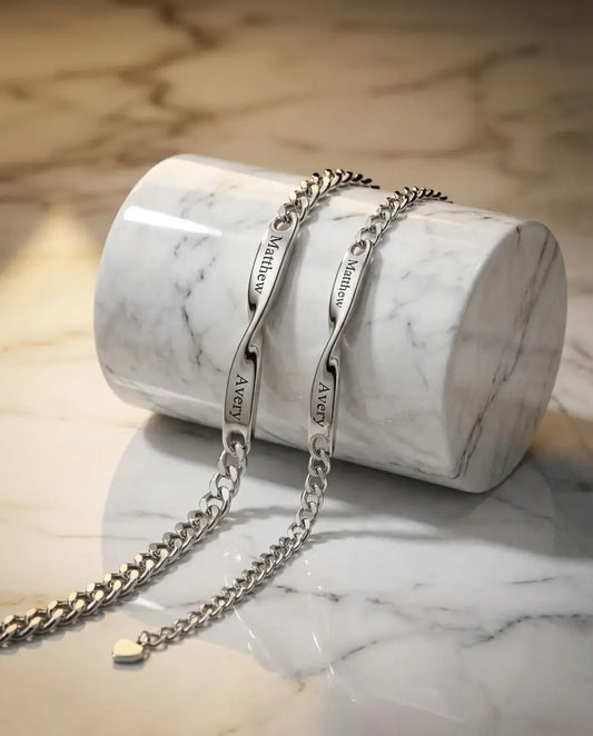 Partnerarmbänder mit Gravur – Infinity-Namensbar Set aus Edelstahl, 2 Namen graviert, Geschenk für Paare zum Jahrestag