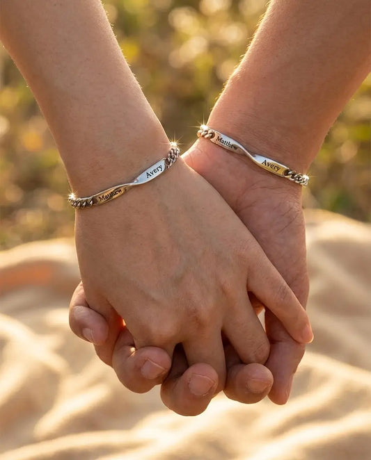 Partnerarmbänder mit Gravur – Infinity-Namensbar Set aus Edelstahl, 2 Namen graviert, Geschenk für Paare zum Jahrestag