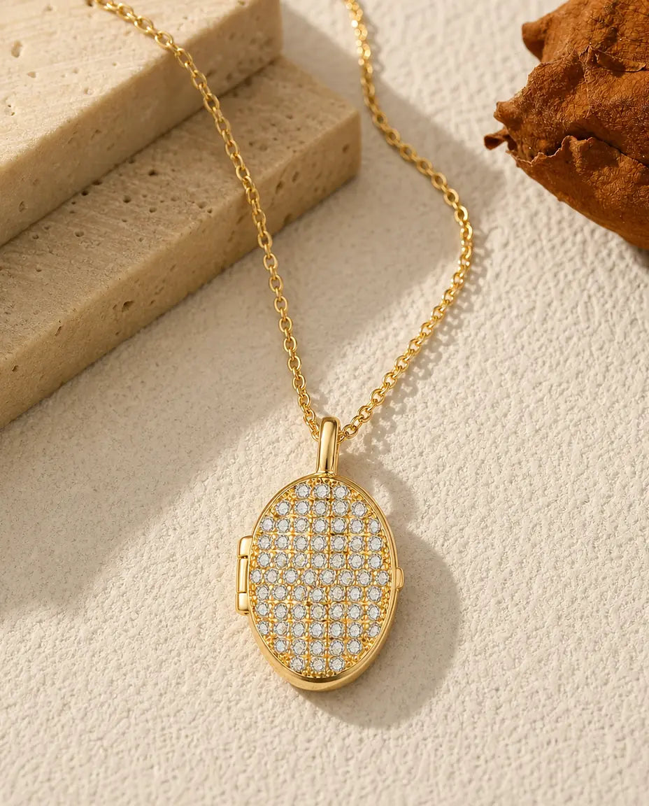Personalisiertes ovales Medaillon mit 2 Fotos – funkelndes Kristall-Pavé, Kette in Gold
