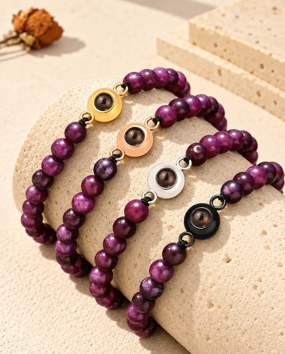 Lila Perlenarmbänder mit goldfarbenem, roségoldfarbenem, silberfarbenem und schwarzem Charm