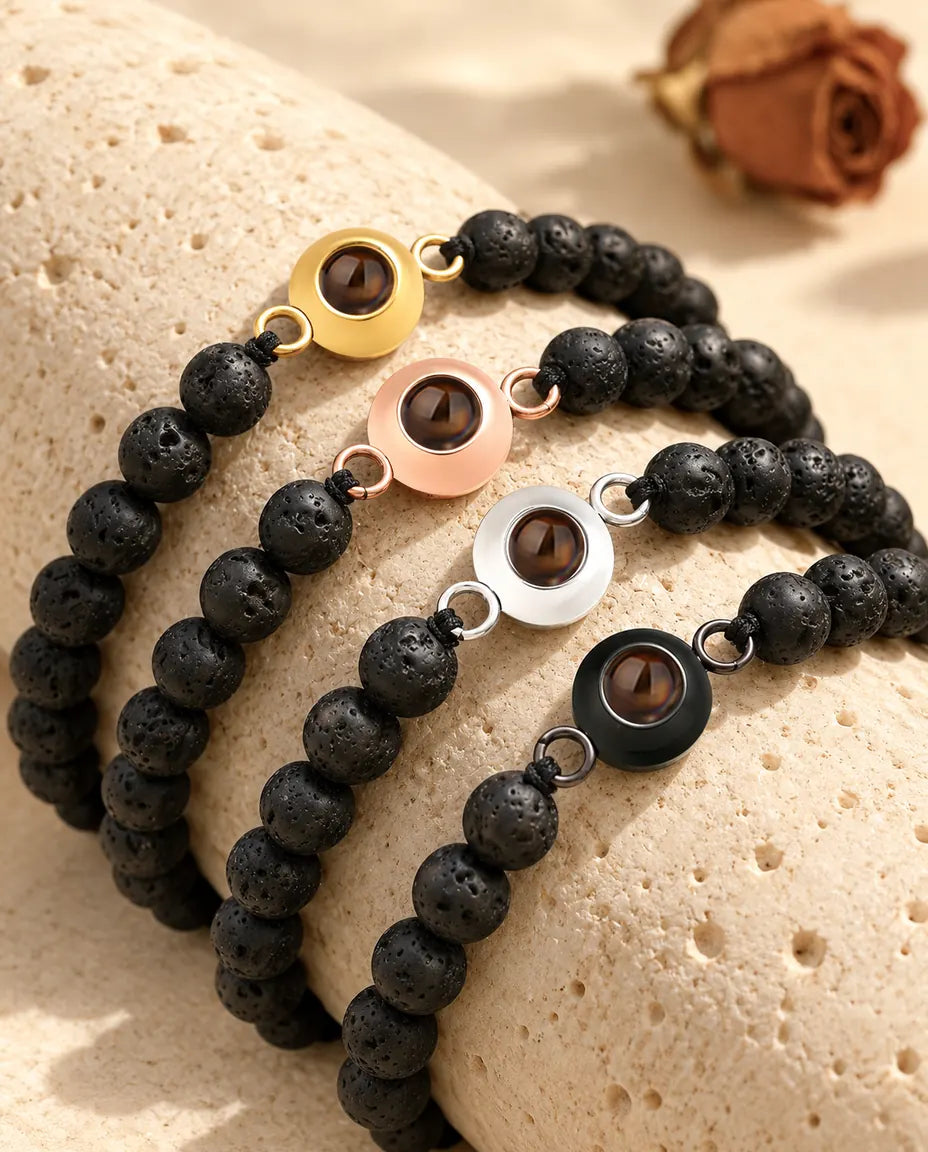 Armbänder aus schwarzem Lavastein mit Charm in Gold, Roségold, Silber und Schwarz