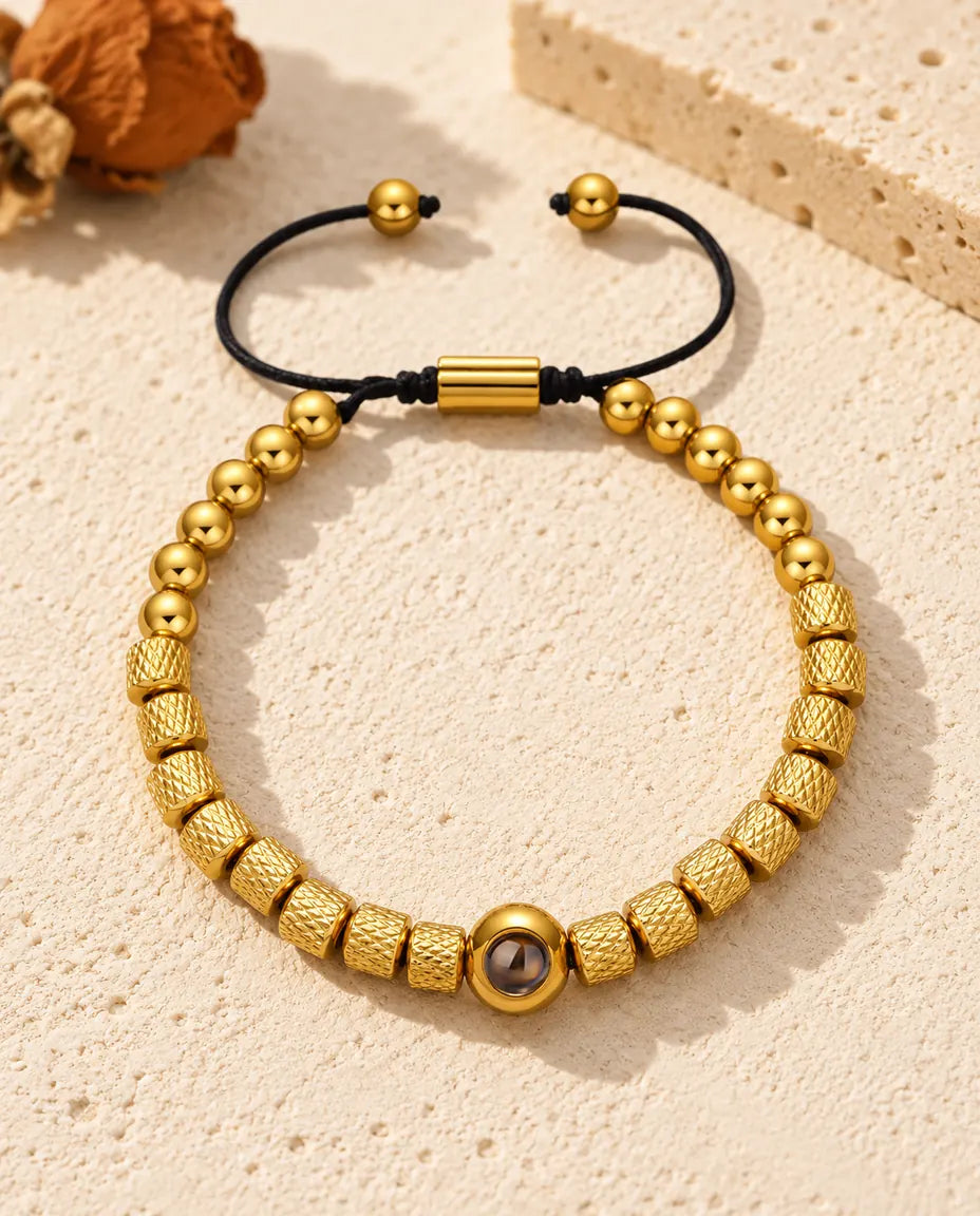 Personalisiertes Perlenarmband mit Bild im Stein, goldfarben, mit strukturierten Zylinderperlen und Schiebekordel