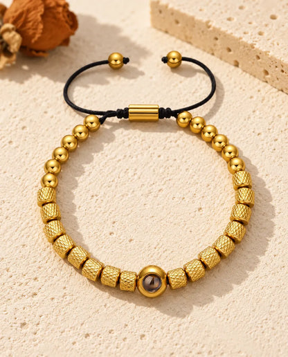 Personalisiertes Perlenarmband mit Bild im Stein, goldfarben, mit strukturierten Zylinderperlen und Schiebekordel