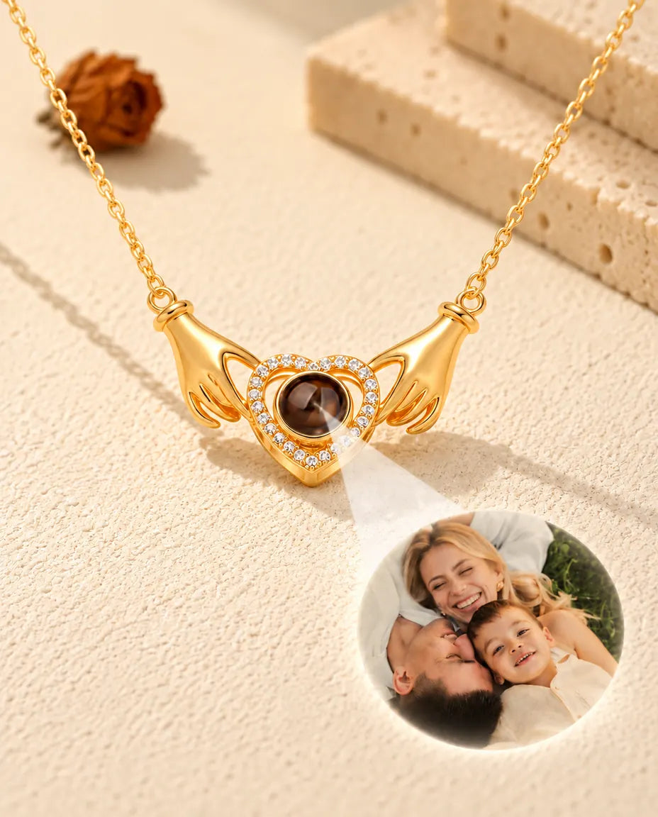 Licht fällt durch die braune Perle der goldfarbenen Kette mit Händen und Herz und zeigt ein Familienfoto