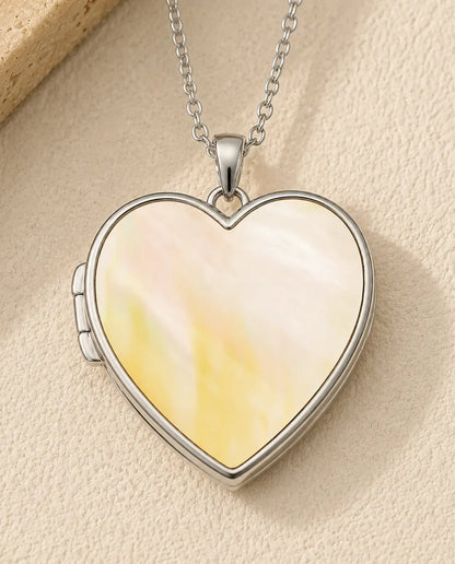 Rosen Herz Medaillon mit 2 Fotos - Herzmedaillon mit Rosenrelief vorn und Perlmutt Rückseite, Silber oder Gold, Kette 50+5 cm