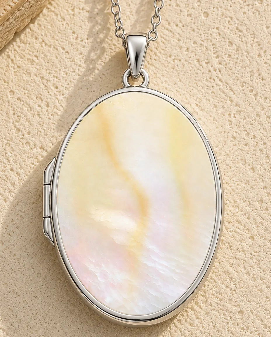 Ovales Medaillon mit 2 Fotos - Medaillon mit Rosenstrauss-Relief und Perlmutt Rückseite, Silber oder Gold, Kette 50+5 cm