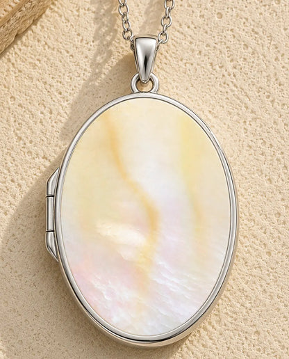 Ovales Medaillon mit 2 Fotos - Medaillon mit Rosenstrauss-Relief und Perlmutt Rückseite, Silber oder Gold, Kette 50+5 cm