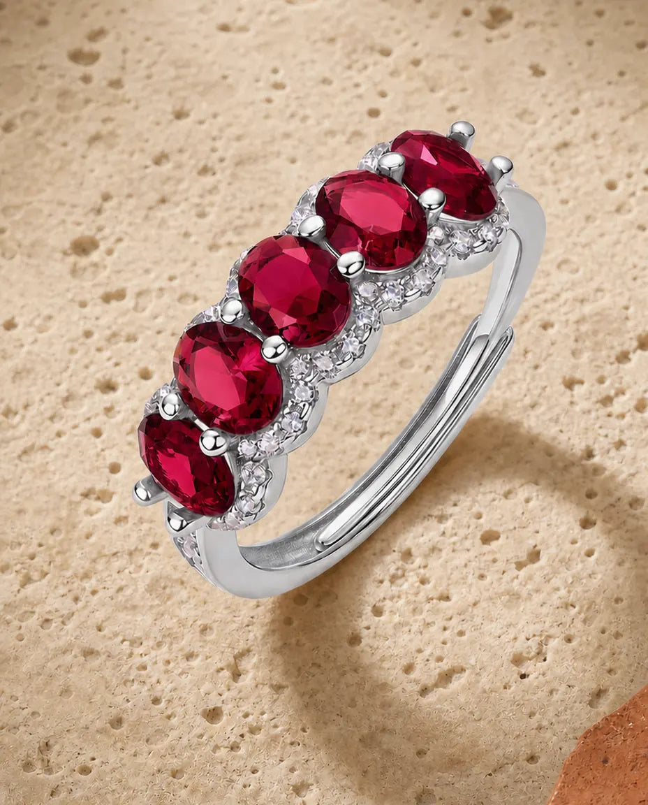 Rubin Ring – Fünf-Steine-Ring mit ovalen Labor-Rubinen im Halo, 925er Sterlingsilber, grössenverstellbar, Geschenk für Sie