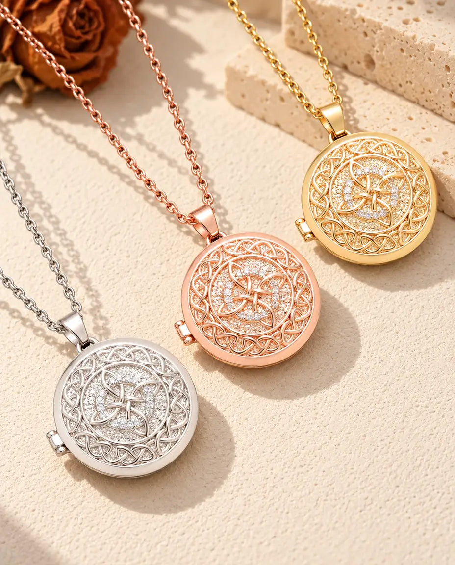 Drei Medaillons mit keltischer Knoten in Silber-, Roségold- und Goldfarben diagonal auf cremefarbenem Putz