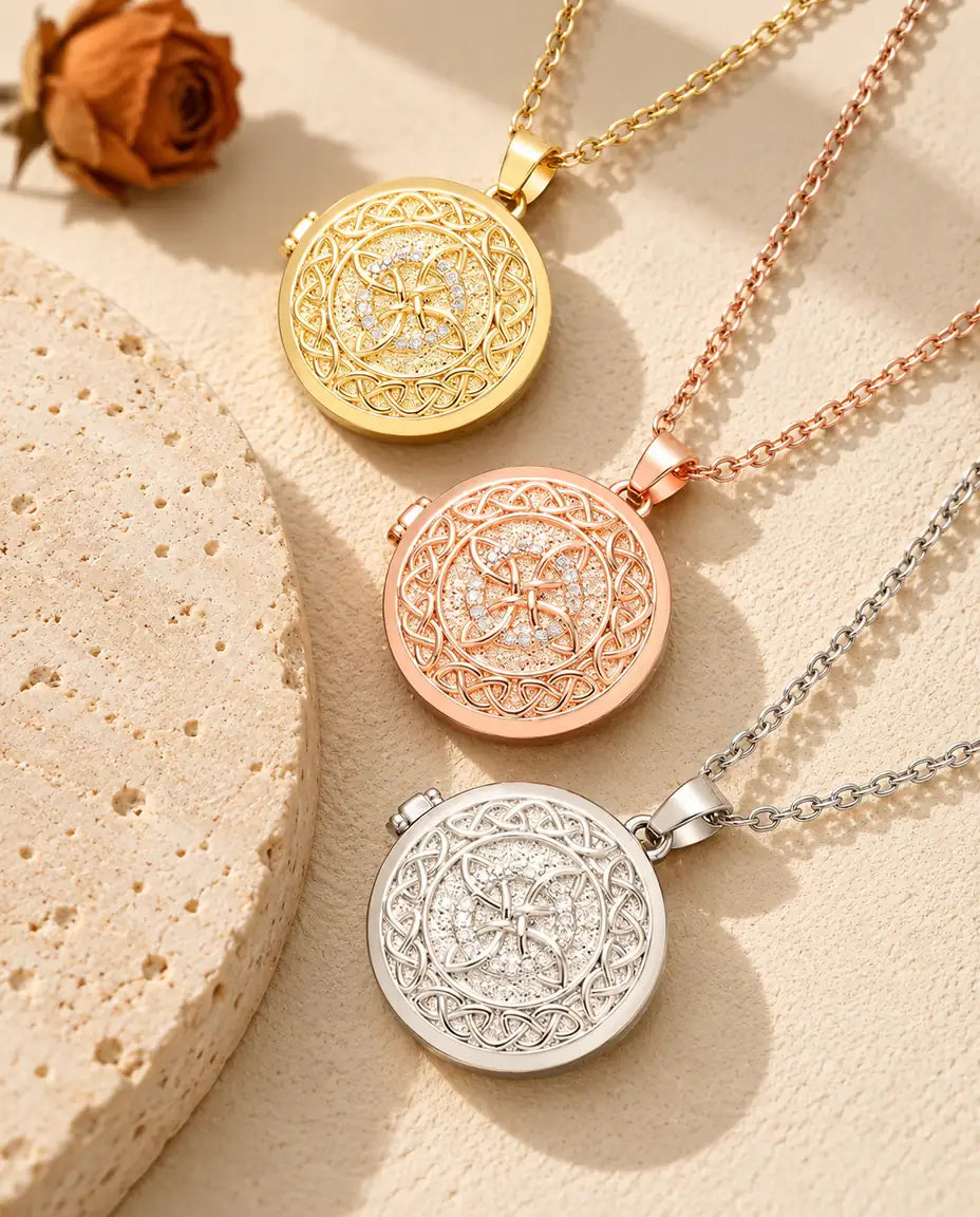 Medaillons mit keltischer Knoten in Gold-, Roségold- und Silberfarben übereinander neben einer Travertinplatte