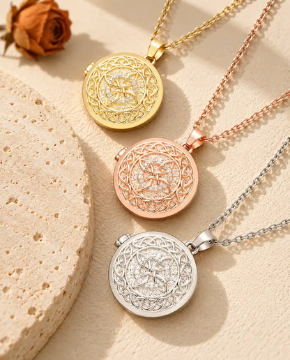 Medaillons mit keltischer Knoten in Gold-, Roségold- und Silberfarben übereinander neben einer Travertinplatte