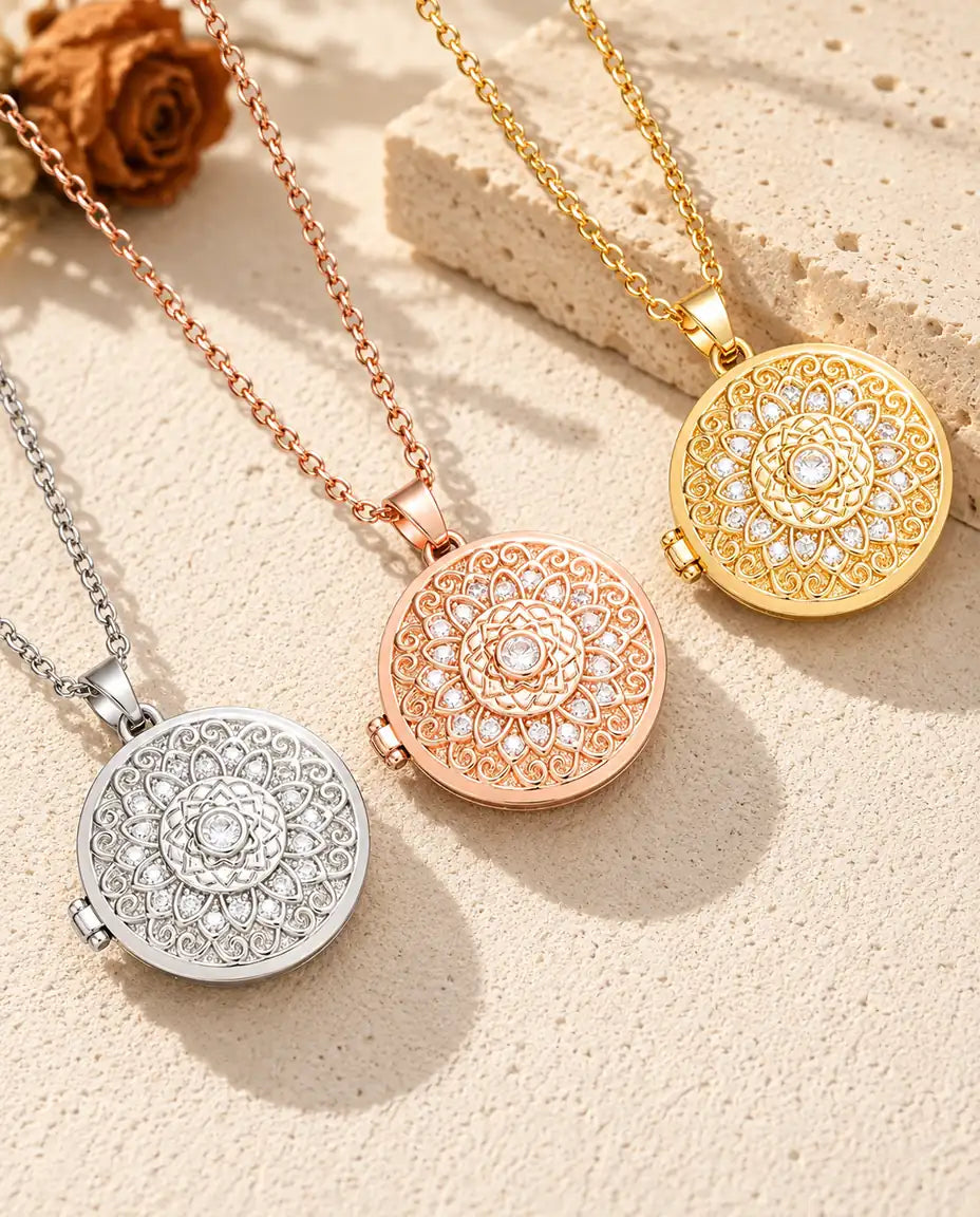 Drei Medaillons mit Mandala-Blume in Silber-, Roségold- und Goldfarben diagonal auf cremefarbenem Putz