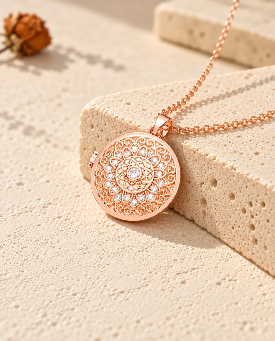 Roségoldfarbenes rundes Foto-Medaillon mit Mandala-Blume auf Travertin im warmen Sonnenlicht