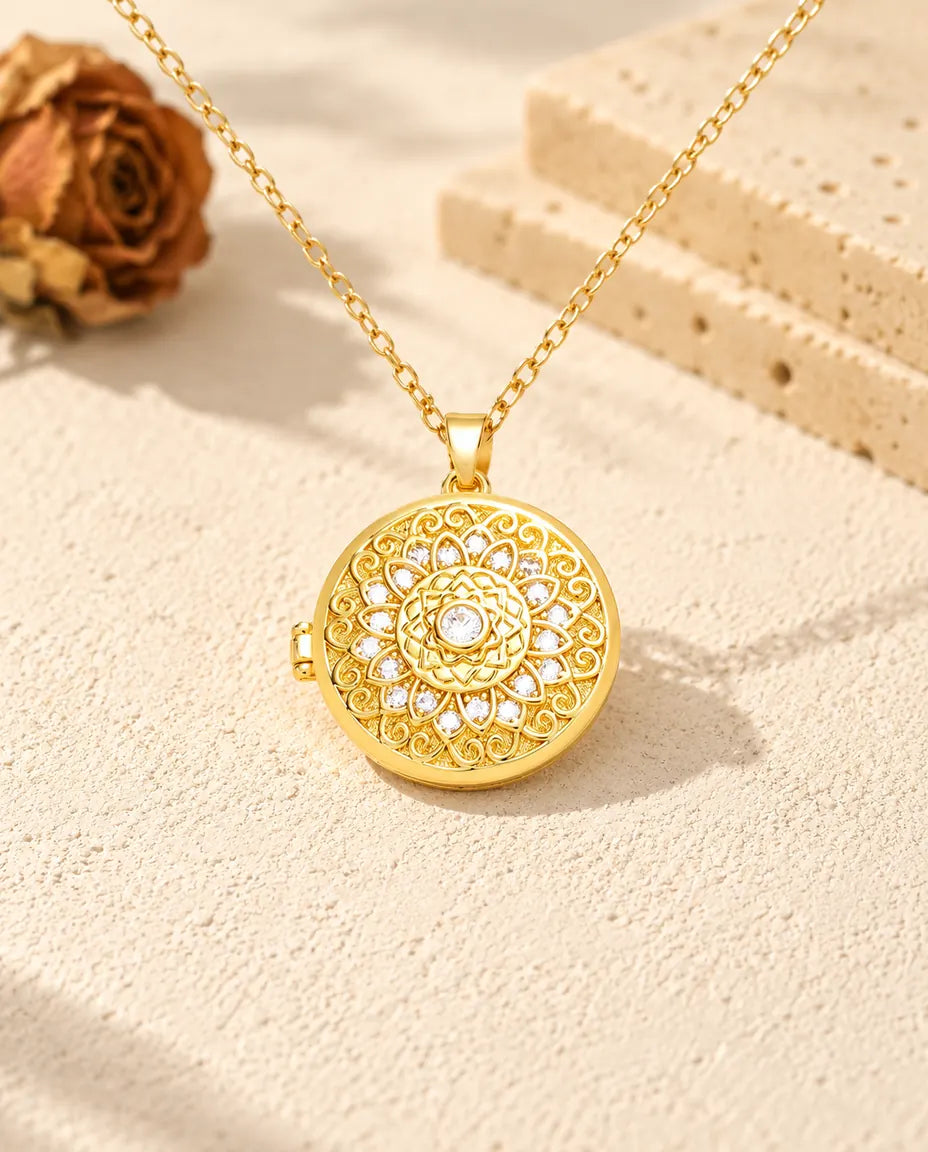 Goldfarbenes rundes Foto-Medaillon mit Mandala-Blume von vorn: Deckelmotiv und seitliches Scharnier