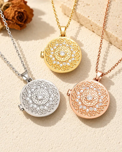 Die Kette mit Mandala-Blume in drei Farben auf hellem Putz arrangiert