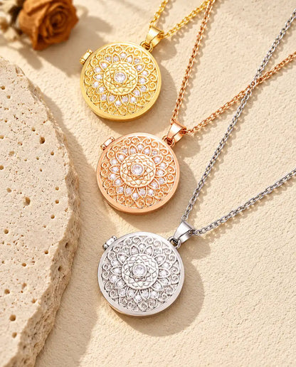 Medaillons mit Mandala-Blume in Gold-, Roségold- und Silberfarben übereinander neben einer Travertinplatte