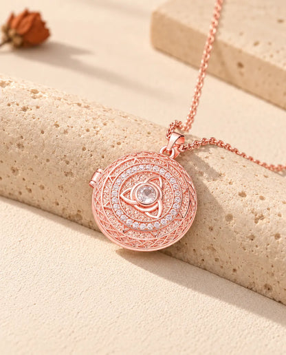 Roségoldfarbenes Triquetra-Foto-Medaillon mit Zirkonia-Kreis auf Travertin