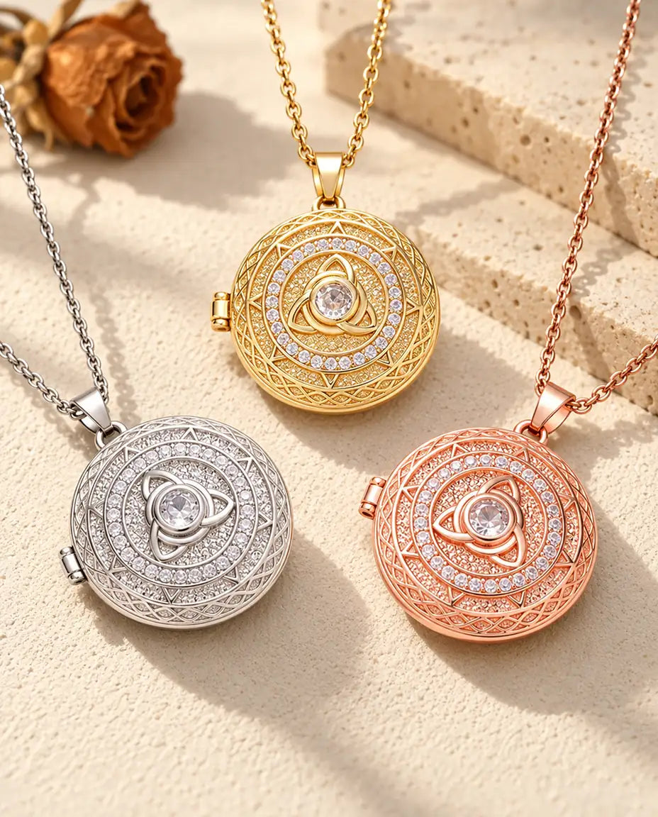 Die Triquetra-Foto-Medaillon-Kette in drei Farben nebeneinander auf Putz
