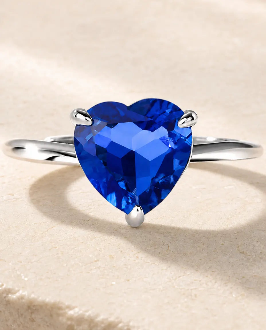 Saphir Ring – blauer Labor-Saphir im Herzschliff, zarter Solitär, grössenverstellbar, 925er Sterlingsilber, Geschenk für Sie