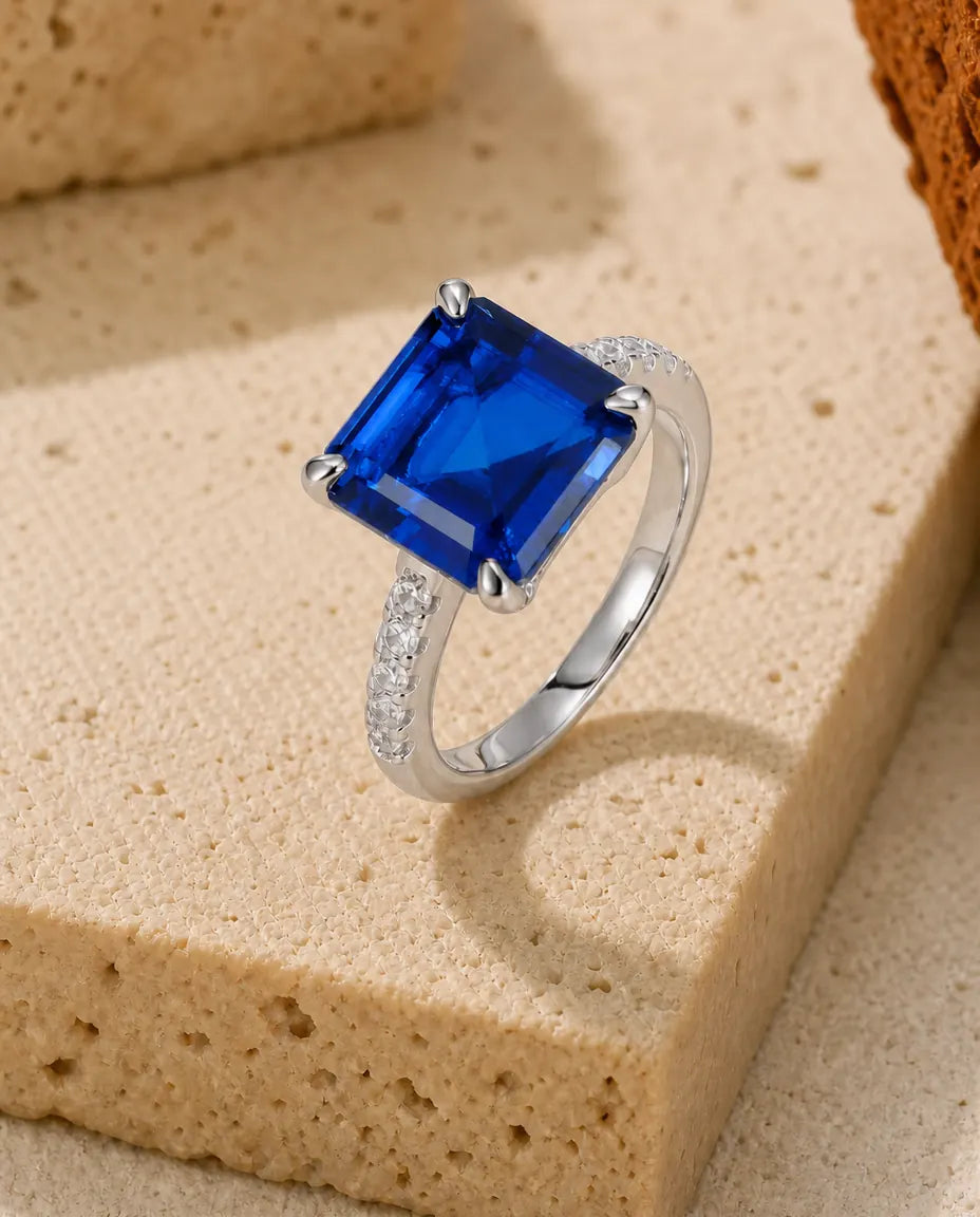 Saphir Ring – quadratischer Labor-Saphir auf Pavé-Band, 925er Sterlingsilber, Geburtsstein September, Ring für Damen