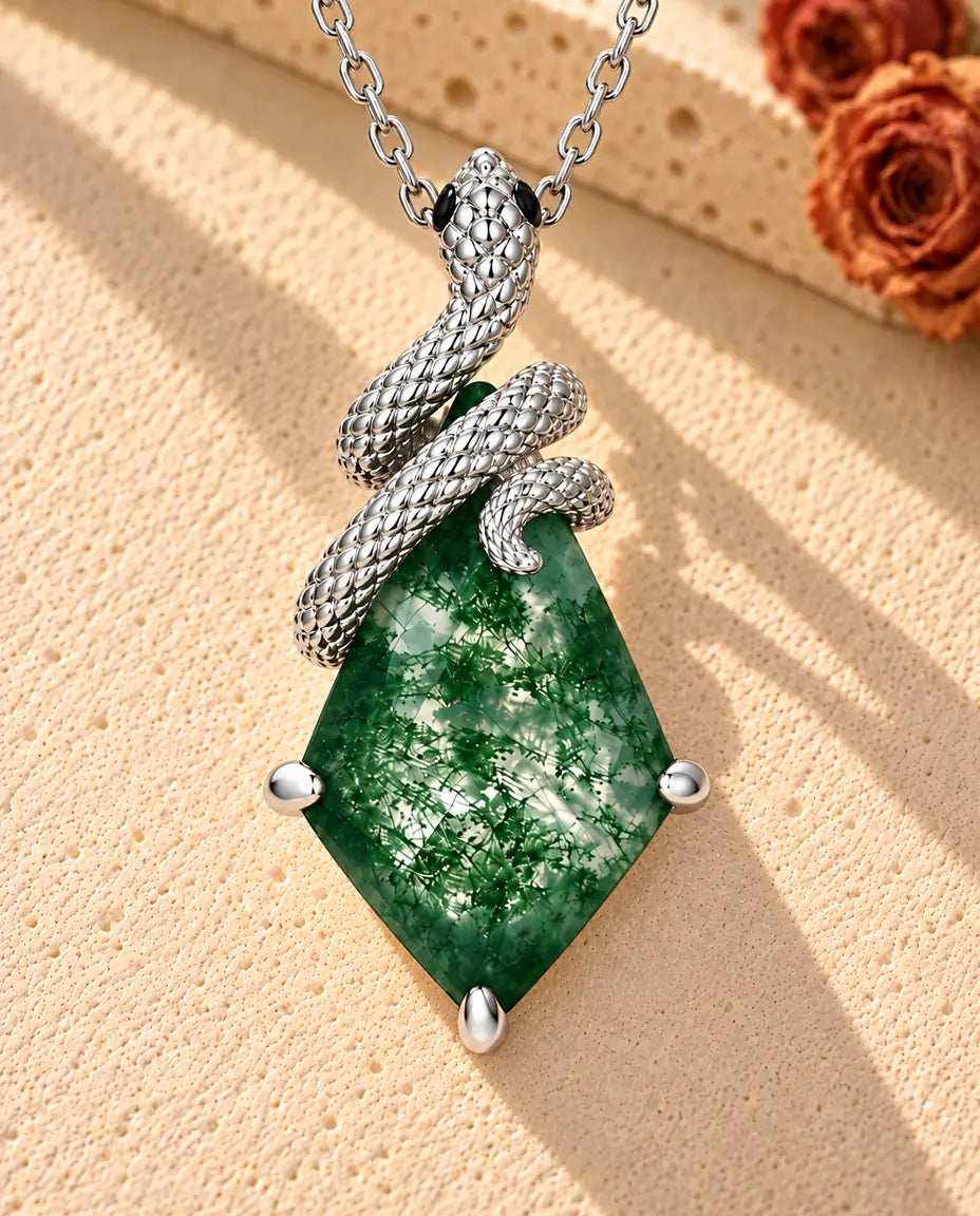 Schlangen Moosachat Kette aus 925 Sterlingsilber - auf heller Strukturfläche neben einem Travertinblock liegend